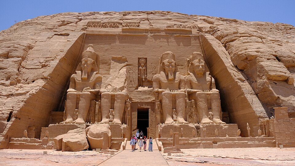 La façade du grand temple d'Abou Simbel et ses quatre colosses de Ramsès II