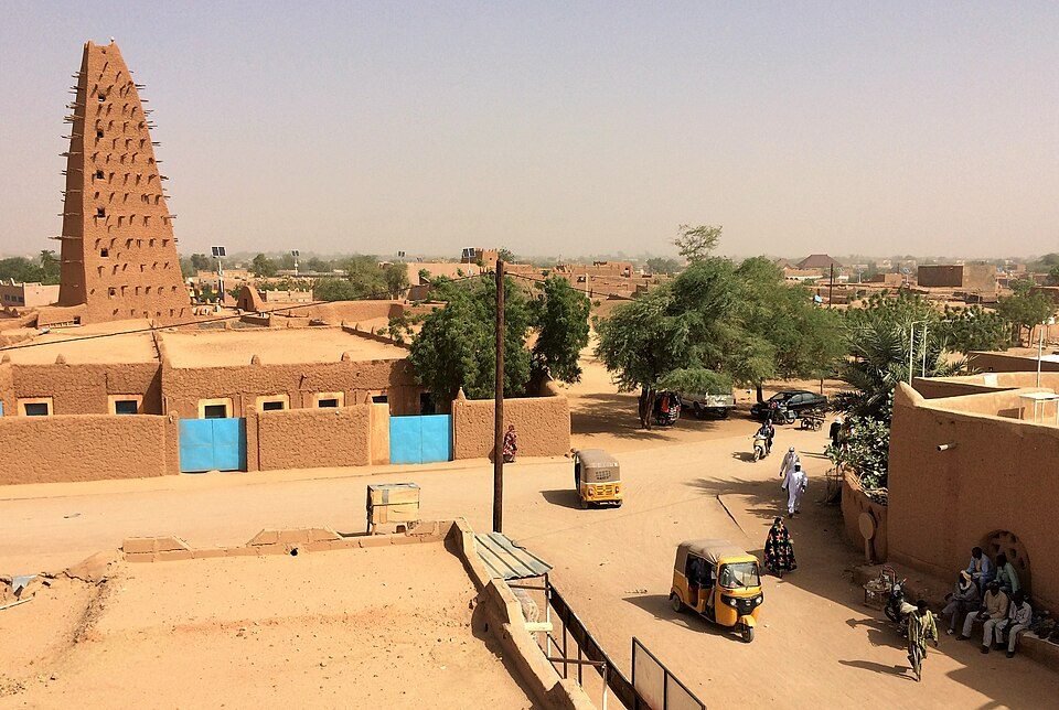 La grande mosquée d'Agadez et son minaret en banco au-dessus de la vieille ville