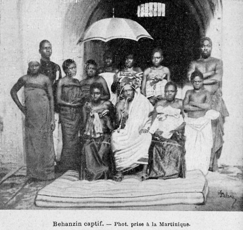 Béhanzin en captivité en Martinique, entouré de sa famille