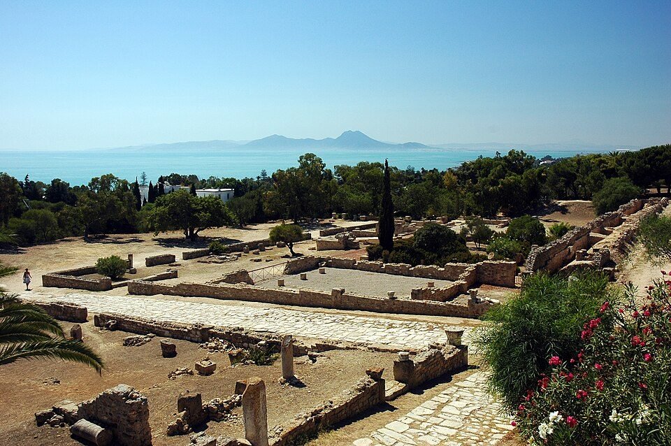 Vestiges archéologiques de Carthage au bord du golfe de Tunis