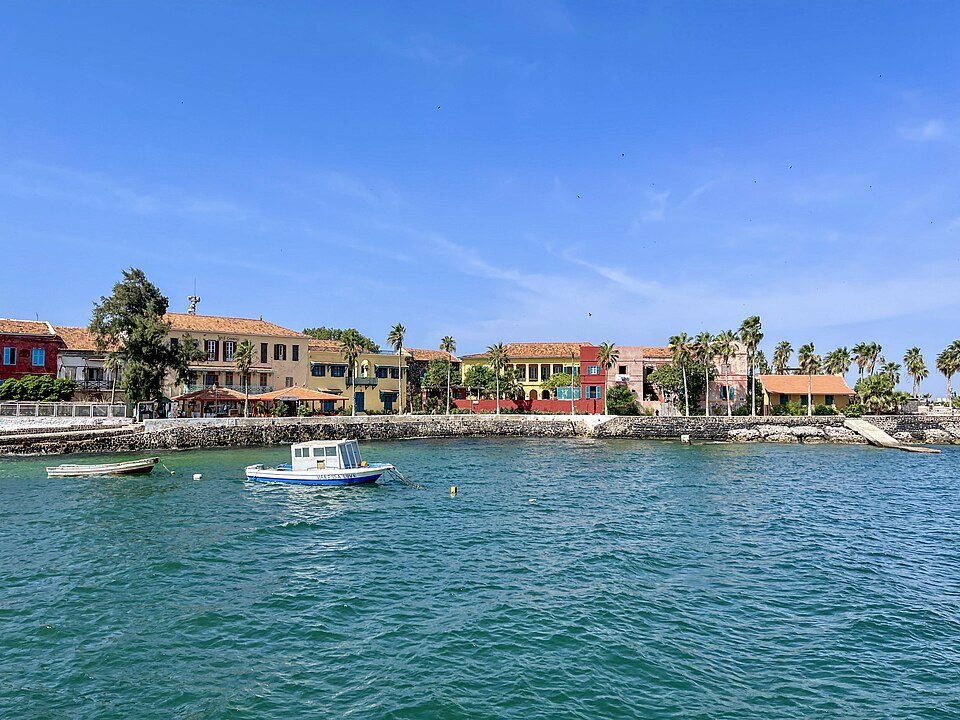 Les maisons colorées de l'île de Gorée vues depuis la mer