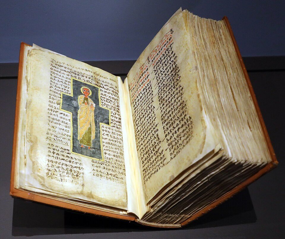 Manuscrit éthiopien ouvert, écrit en guèze et orné d'une peinture