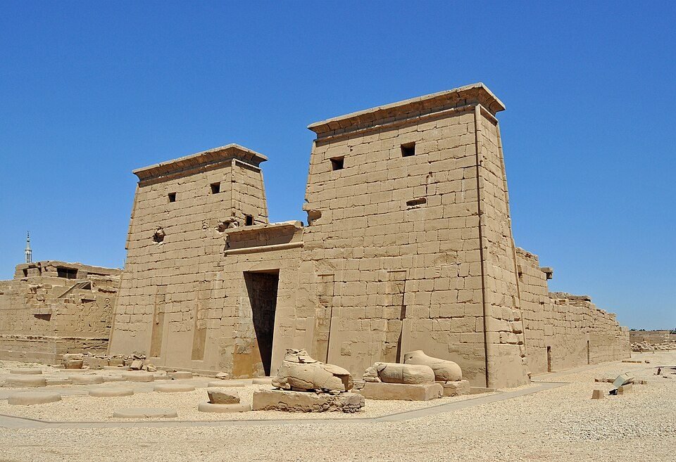 Le pylône d'entrée du temple de Khonsou à Karnak