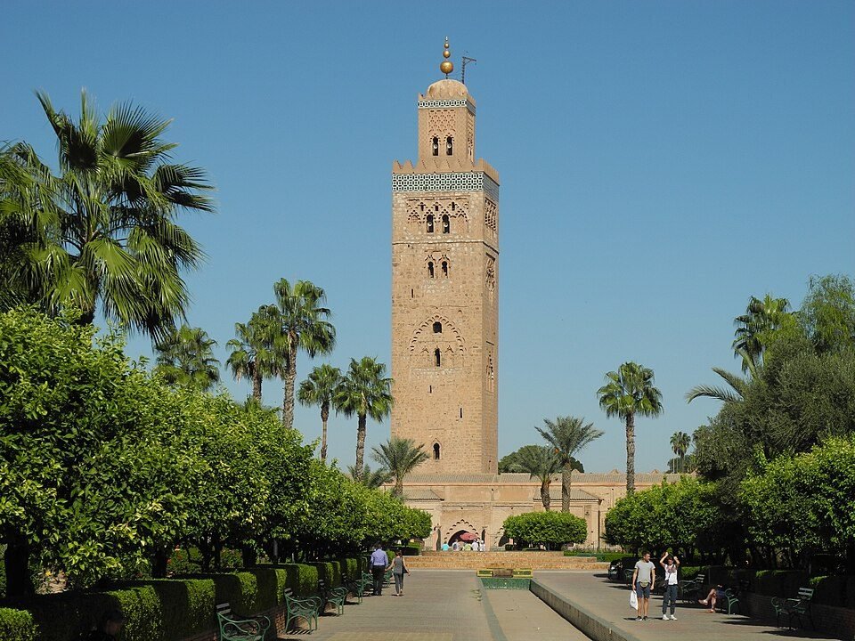 Le minaret de la Koutoubia entouré de palmiers