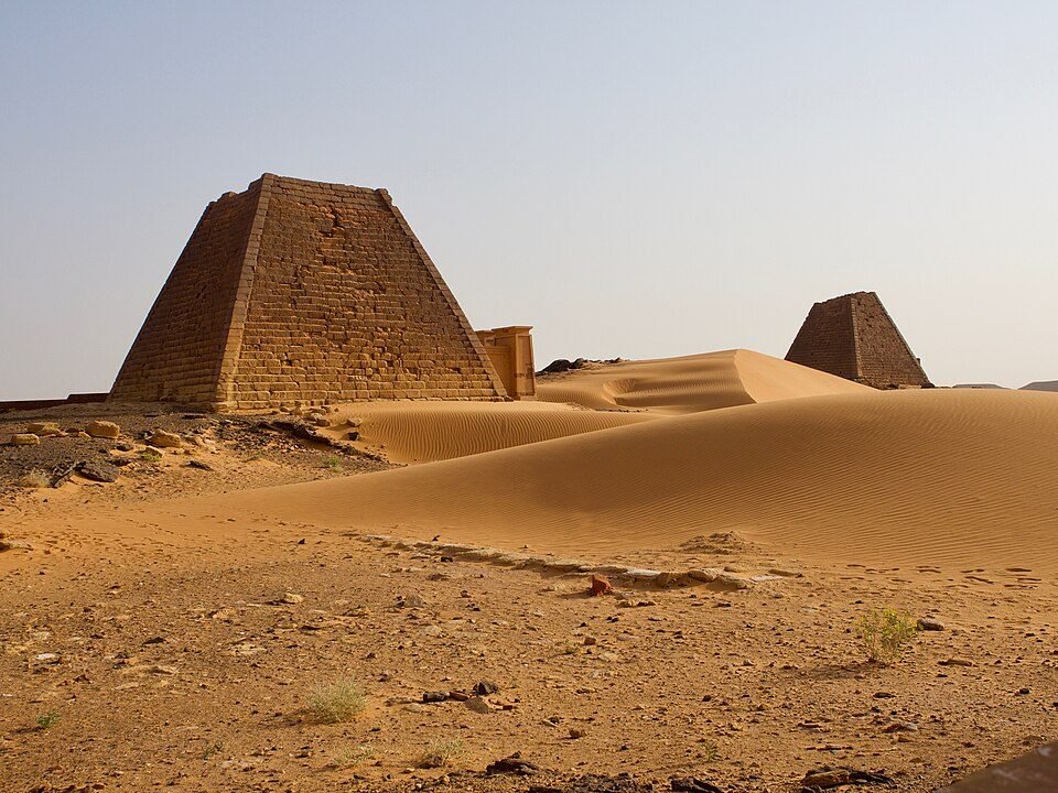 Pyramides de Méroé dans le désert soudanais
