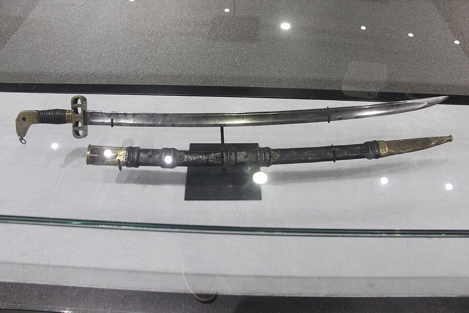 Sabre attribué à El Hadj Oumar Tall exposé au Musée des civilisations noires de Dakar