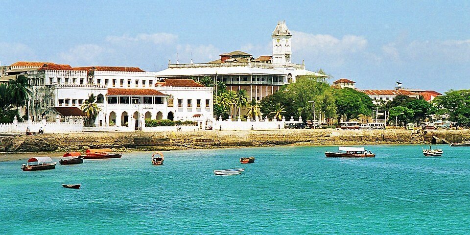 Le port et les façades blanches de Stone Town, à Zanzibar