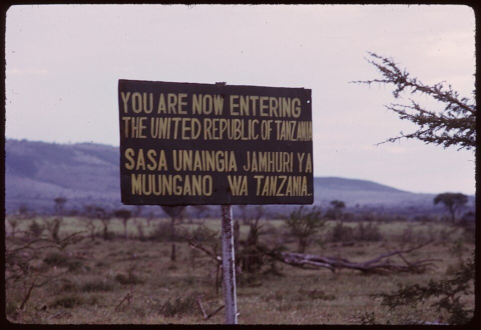 Panneau en anglais et en swahili à l'entrée de la Tanzanie, en 1973