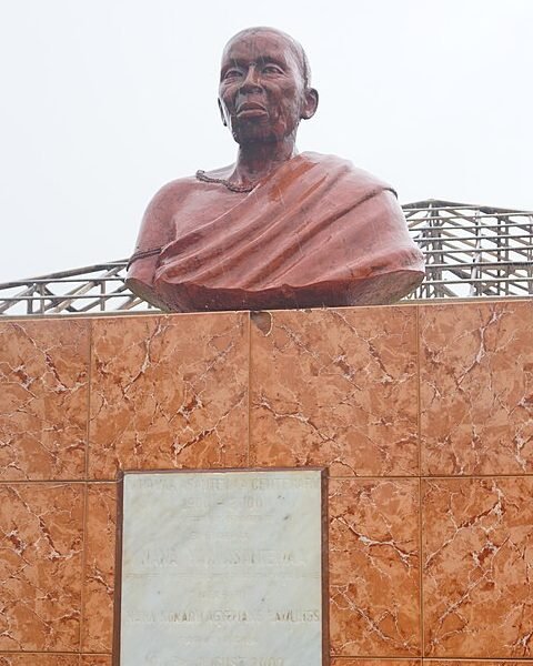 Aucune photo d'elle sous licence libre : statue de Yaa Asantewaa au musée d'Ejisu (Ghana)