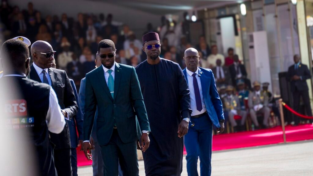 Bassirou Diomaye Faye et Ousmane Sonko lors d’une cérémonie officielle au Sénégal