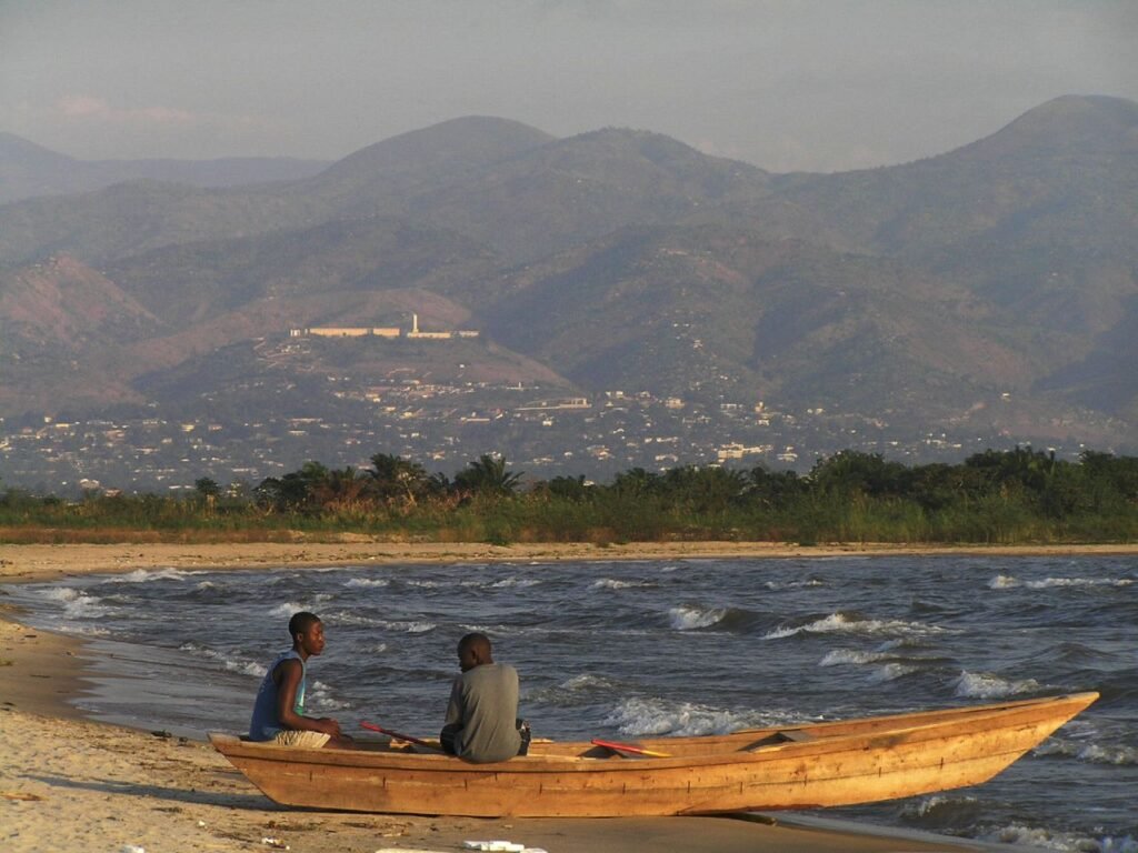 vivre-au-burundi-2026-lac-tanganyika.webp Pêcheurs sur le lac Tanganyika, Burundi