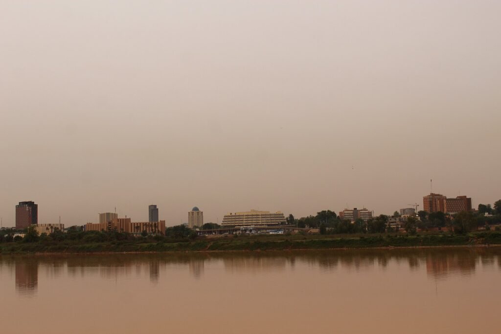 vivre-au-niger-2026-niamey.webp Vue de Niamey depuis le fleuve Niger, capitale du Niger