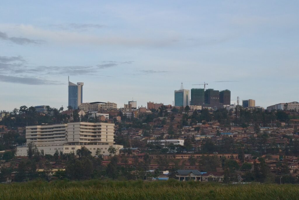 vivre-au-rwanda-2026-kigali.webp Vue du centre de Kigali, capitale du Rwanda