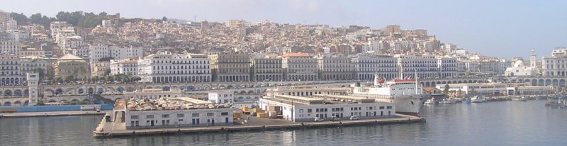 Front de mer d'Alger avec la Casbah en arriere-plan
