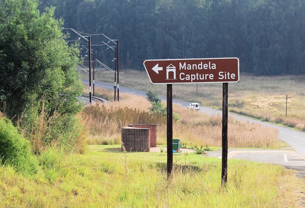 Panneau du site de l'arrestation de Nelson Mandela, près de Howick (Afrique du Sud), en 2008