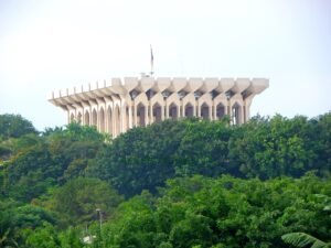 Paul Biya absent : ce que révèle le débat sur la visibilité du pouvoir au Cameroun