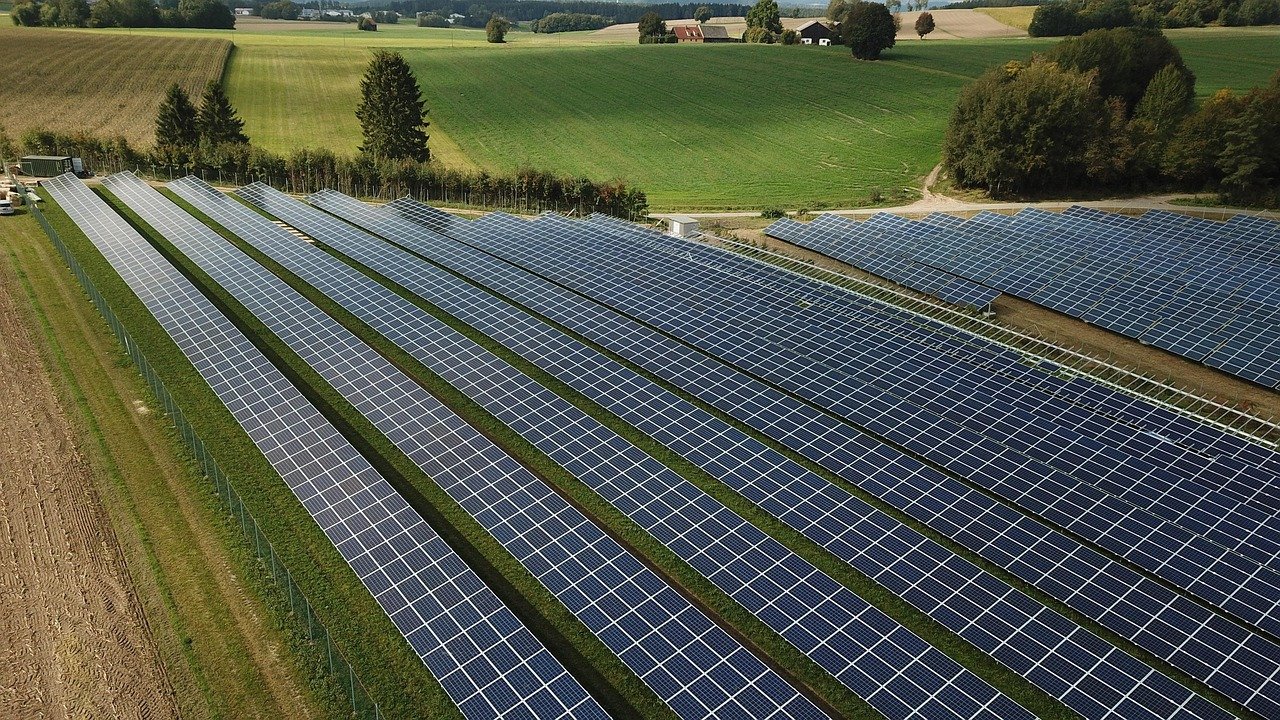 Afrique : boom des investissements solaires face aux énergies fossiles