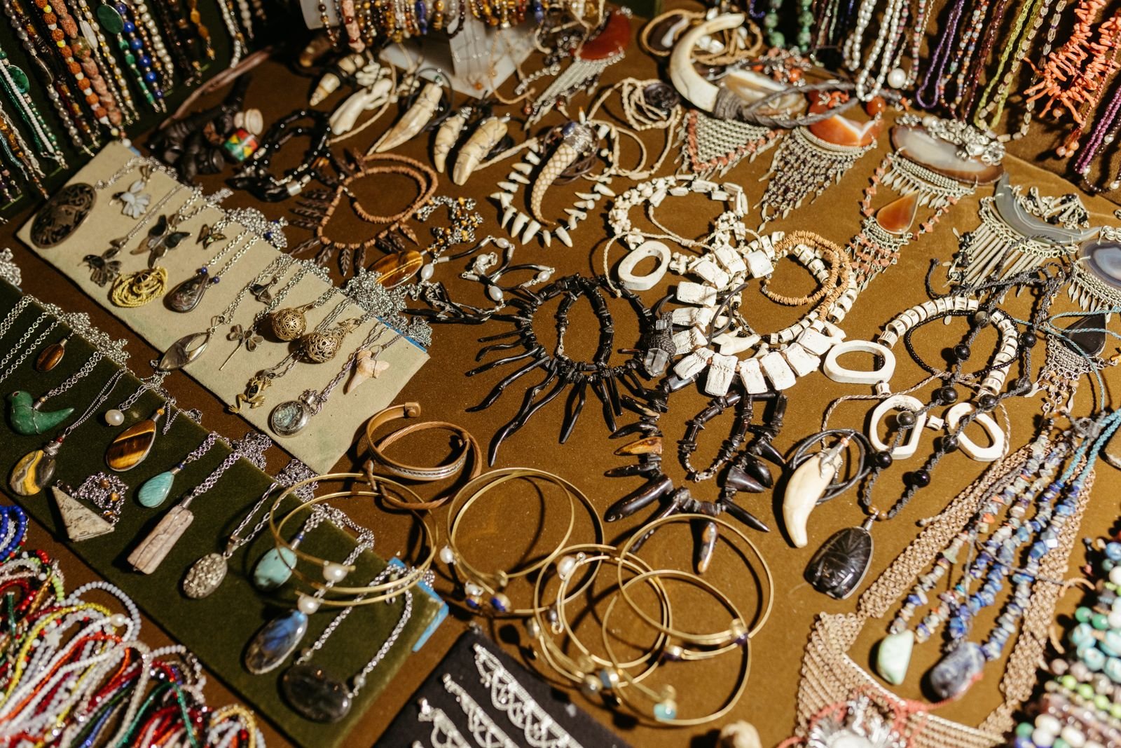 Bijoux africains contemporains — sélection premium pour la diaspora et les passionnés de culture africaine