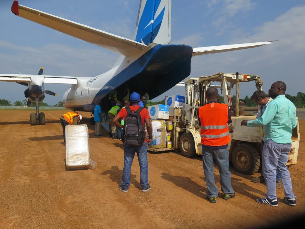 Arrivée de matériel médical contre Ebola à l'aéroport de Beni (Nord-Kivu, RD Congo)