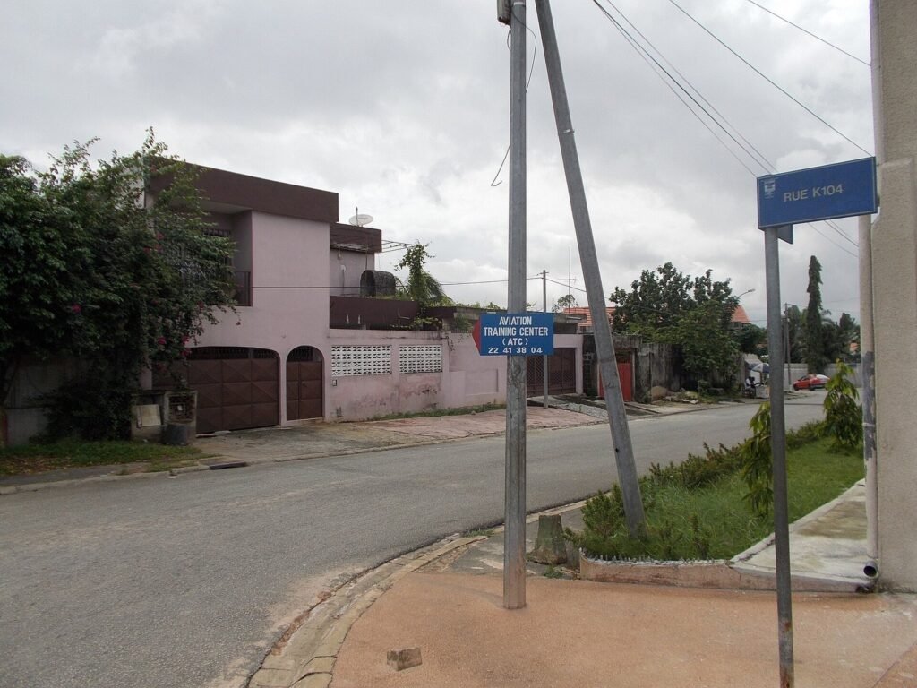 Une rue de villas résidentielles des Deux-Plateaux, à Cocody (Abidjan)