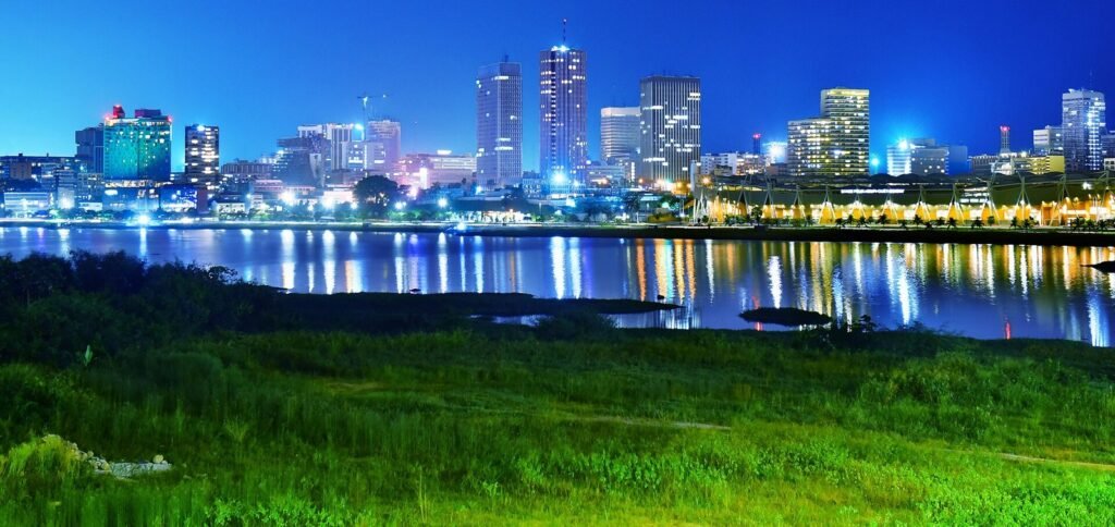 Le quartier du Plateau à Abidjan vu depuis le pont Alassane-Ouattara (Côte d'Ivoire)