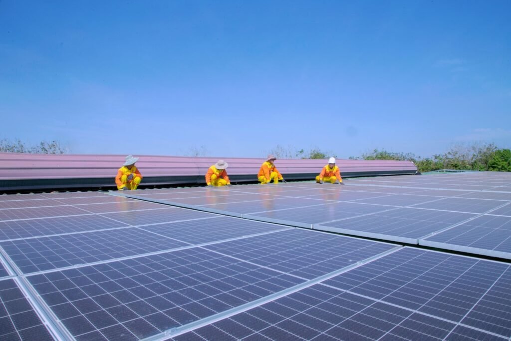 Climate tech Afrique : Sun King, Welight et le pari de l'électrification solaire