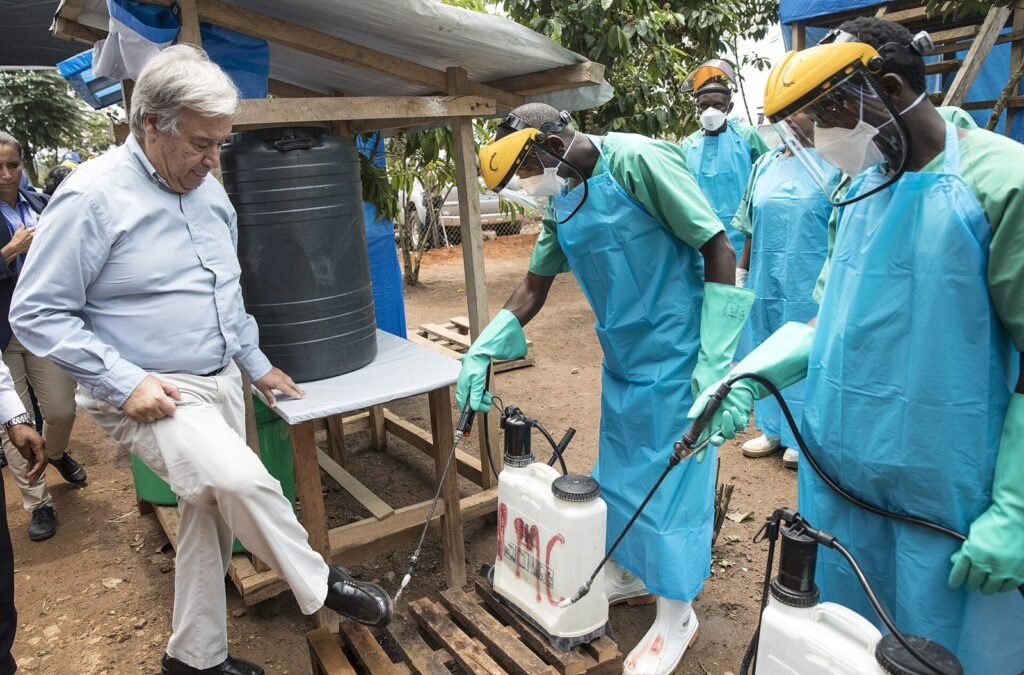 Agents de santé en tenue de protection au centre de traitement Ebola de Mangina (RD Congo), 2019