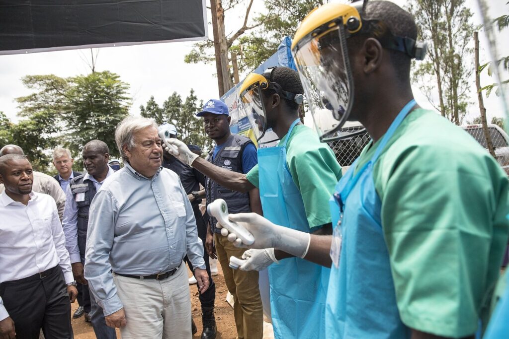 Contrôle de la température à l'entrée du centre de traitement Ebola de Mangina (RD Congo), 2019