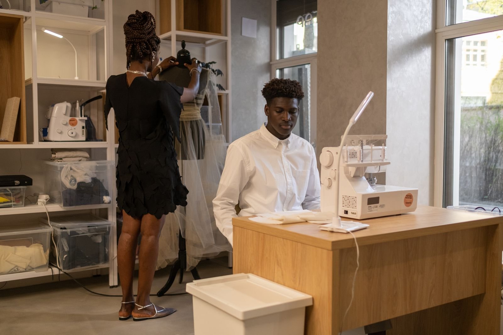 Imane Ayissi : le styliste camerounais publie ses mémoires et défile à la Fashion Week de Paris
