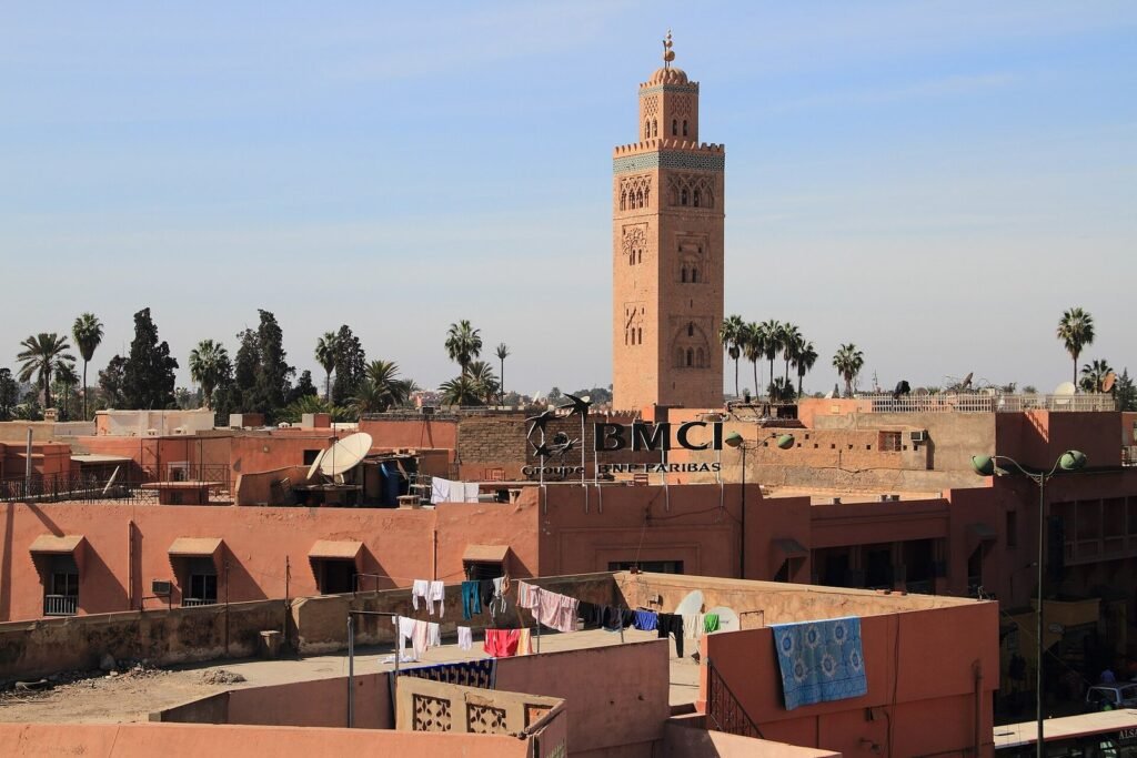 Le minaret de la Koutoubia au-dessus des toits de Marrakech (Maroc)