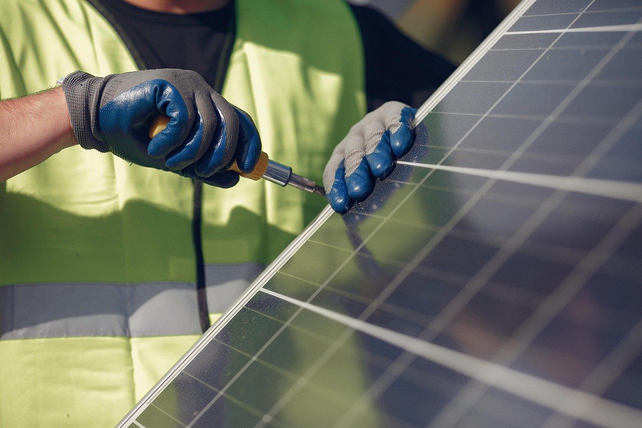 Mini-réseaux solaires : comment l&rsquo;Afrique électrifie ses zones rurales grâce à de nouveaux financements