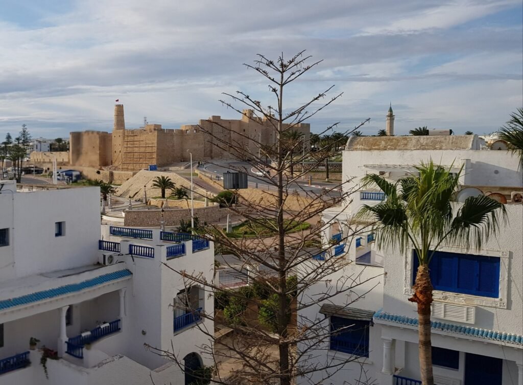 Le ribat de Monastir vu depuis les toits de la marina (Tunisie)