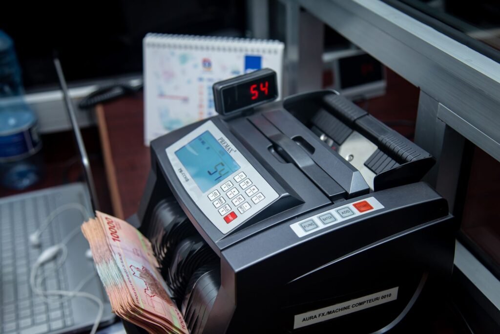Reug Reug, inculpé dans une affaire présumée de faux billets au Sénégal