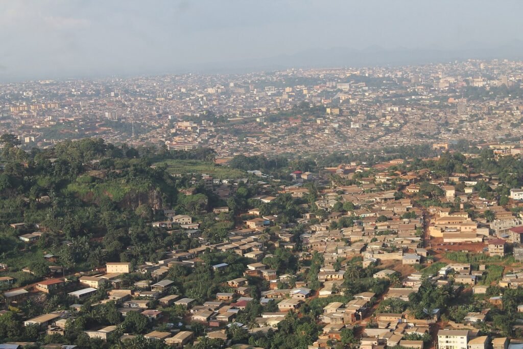 Vue aérienne du quartier Mvog-Betsi et du centre de Yaoundé (Cameroun)